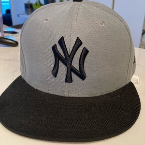 NY 7 5/8 Black/Light Grey Fitted